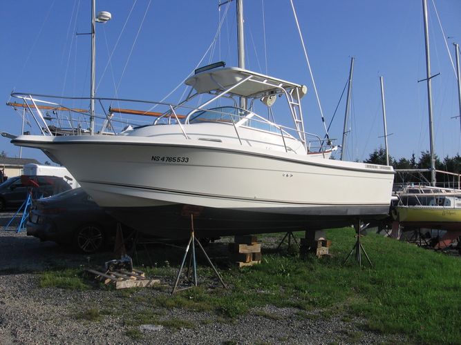 2001 Trophy Boat 2352